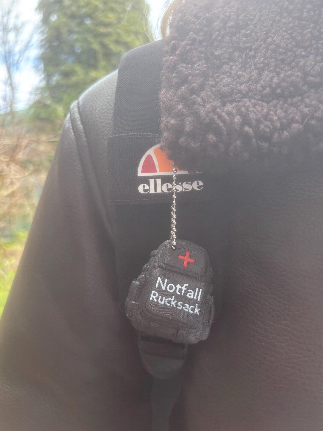 Notfall Anhaenger am Rucksack